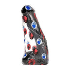 Grand gode realiste ondule All Black sous film plastique a pastilles, silhouette penienne a gland et testicules visible, PVC noir de 23 cm pour le plaisir anal profond.