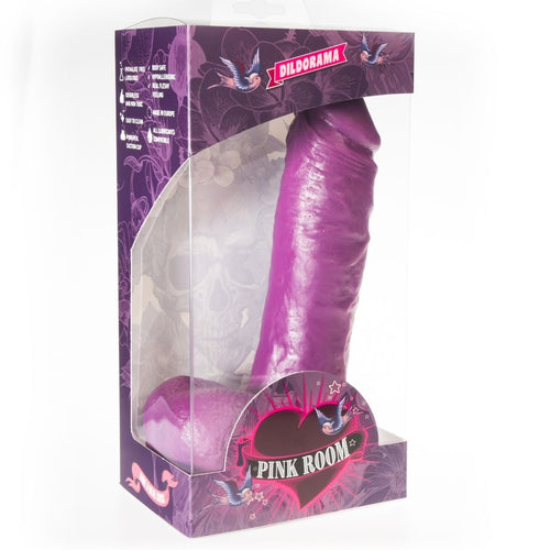 Boite Pink Room du gode realiste genereux Anton violet de 21,5 cm, fenetre montrant le modele veine imposant a ventouse, packaging Dildorama violet de face.
