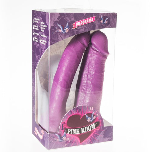 Boite Pink Room du double gode realiste violet a deux bouts, fenetre laissant voir la tige veinee flexible en PVC, emballage Dildorama violet vu de trois quarts.