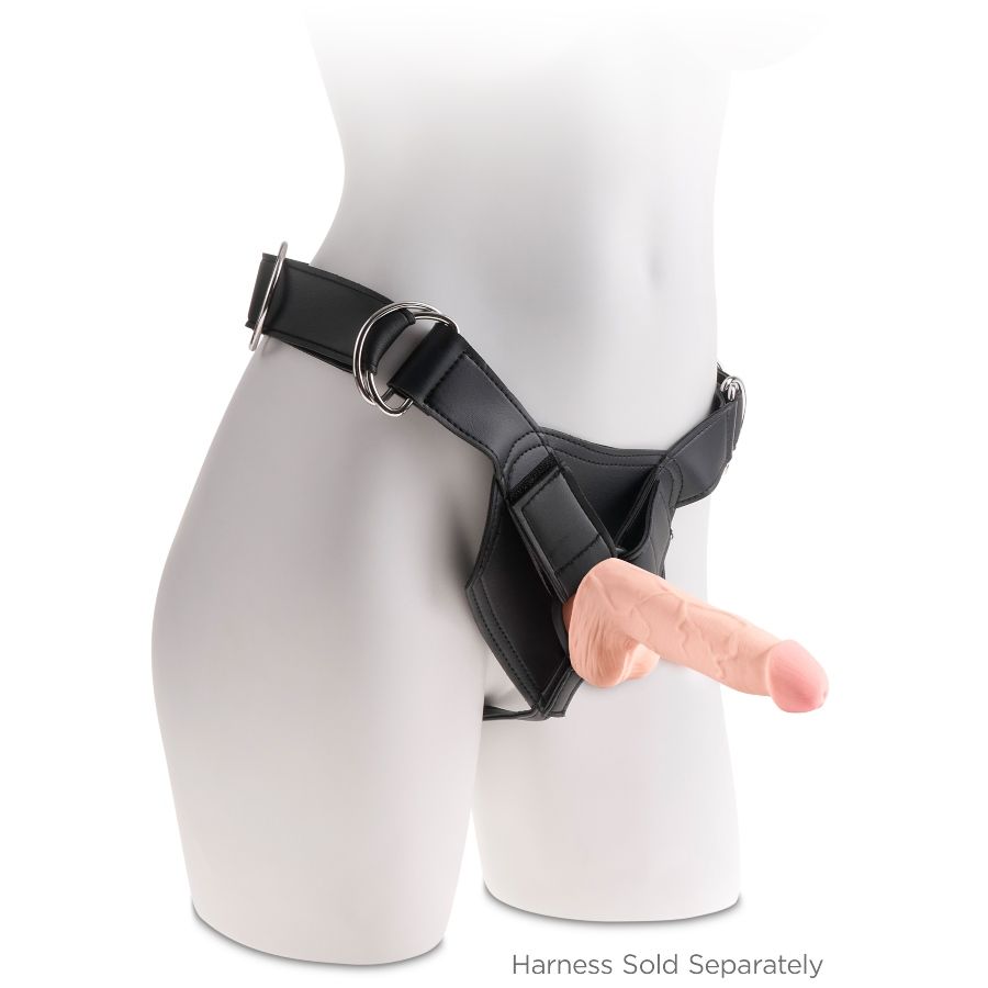 Gode réaliste couleur chair monté sur un harnais ceinture porté par un mannequin neutre, présentation du gode-ceinture compact King Cock, harnais vendu séparément.