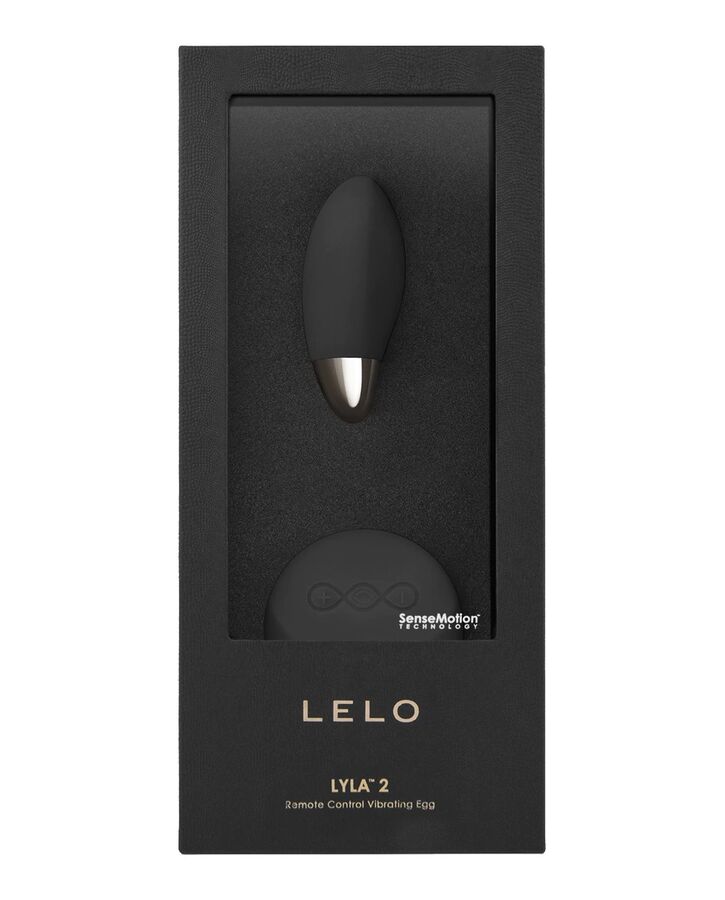 Boîte verticale Lyla 2 de Lelo présentant l'œuf vibrant noir et sa télécommande ronde dans l'écrin, Remote Control Vibrating Egg SenseMotion.