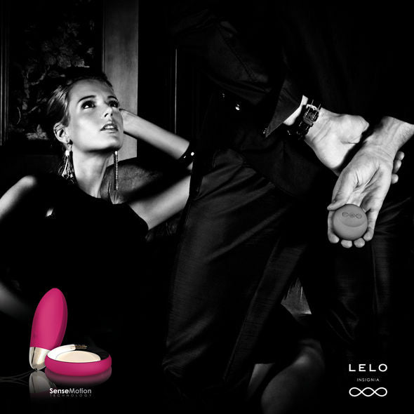 Visuel d'ambiance noir et blanc Lelo mettant en scène un couple habillé en soirée chic, avec l'œuf vibrant Lyla 2 rose et sa télécommande au premier plan.
