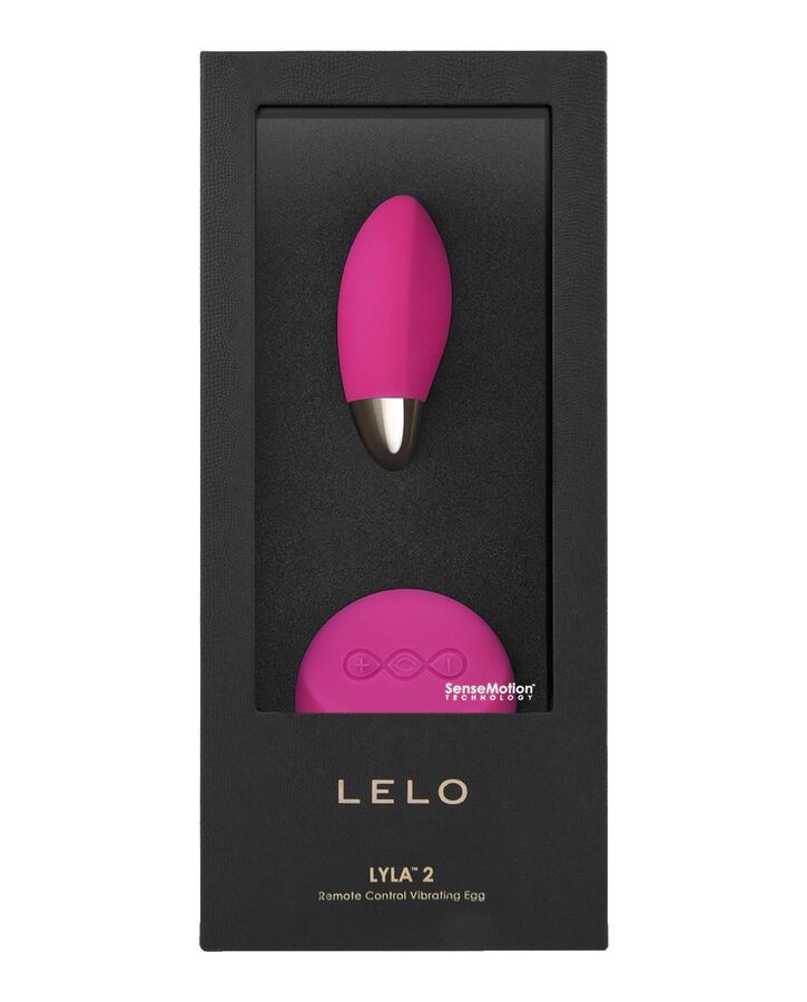 Boîte Lyla 2 de Lelo : l'œuf vibrant rose et sa télécommande ronde présentés dans l'écrin noir, Remote Control Vibrating Egg signé Lelo.