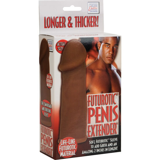 Boîte Futurotic Penis Extender CalExotics, gaine pénienne en TPR aspect peau, illustrée d'un modèle masculin torse nu vantant longueur et largeur supplémentaires.