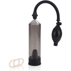 Pompe aspirante en silicone à cylindre fumé avec poire de pompage et anneau de base, vue complète de l'accessoire d'érection mesurant 25 cm de long.