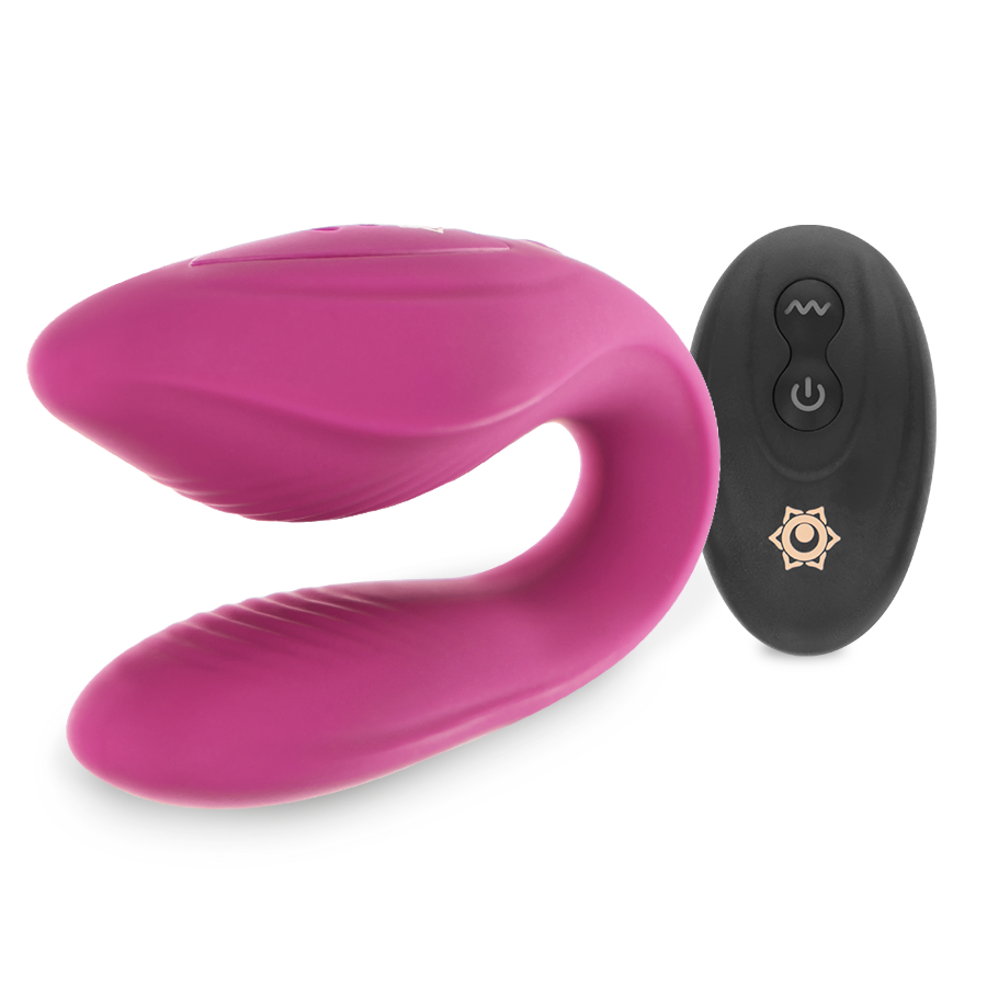 Vibrateur couple Kama fuchsia en U de trois quarts avec telecommande noire, deux branches souples en silicone rose, sextoy couple rechargeable USB