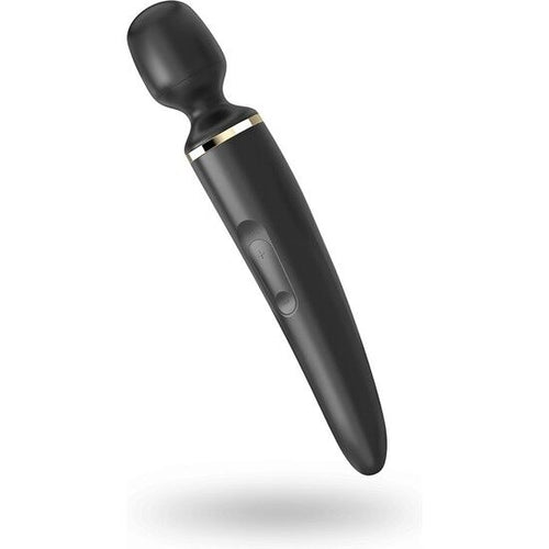 Wand Satisfyer noir vu en diagonale, tête massante bombée et manche allongé en silicone, baguette magique vibrante pour stimulation clitoridienne large et profonde.