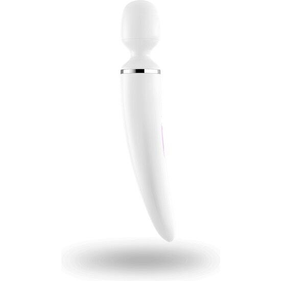 Wand Satisfyer blanc incliné, tête bombée et col métallisé en silicone, baguette magique vibrante au design épuré pour un massage clitoridien tout en douceur.