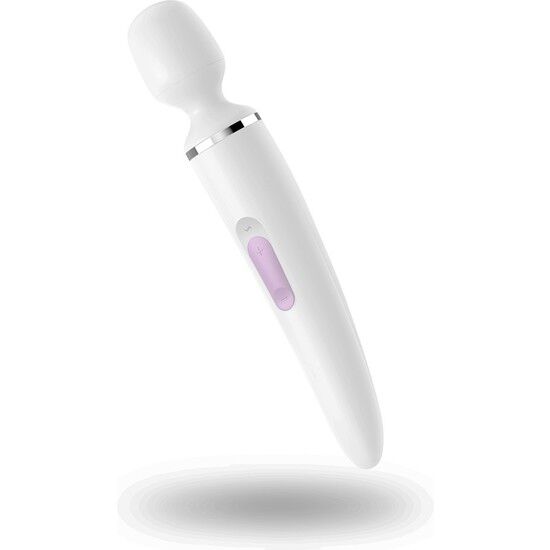Baguette magique Satisfyer blanche vue de trois quarts, tête massante et bouton de commande sur le manche en silicone, wand vibrant puissant rechargeable.