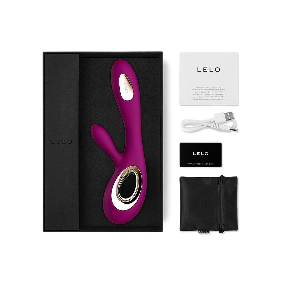 Rabbit Soraya Wave de Lelo magenta dans son écrin noir avec le manuel, le câble USB, la carte de garantie et la pochette satinée de rangement assortie.