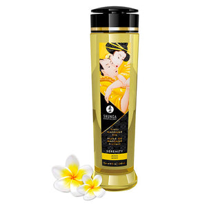 Flacon Shunga huile de massage Serenity 240 ml avec fleur de frangipanier, etiquette illustree d un couple enlace, huile sensuelle aux huiles essentielles naturelles monoi