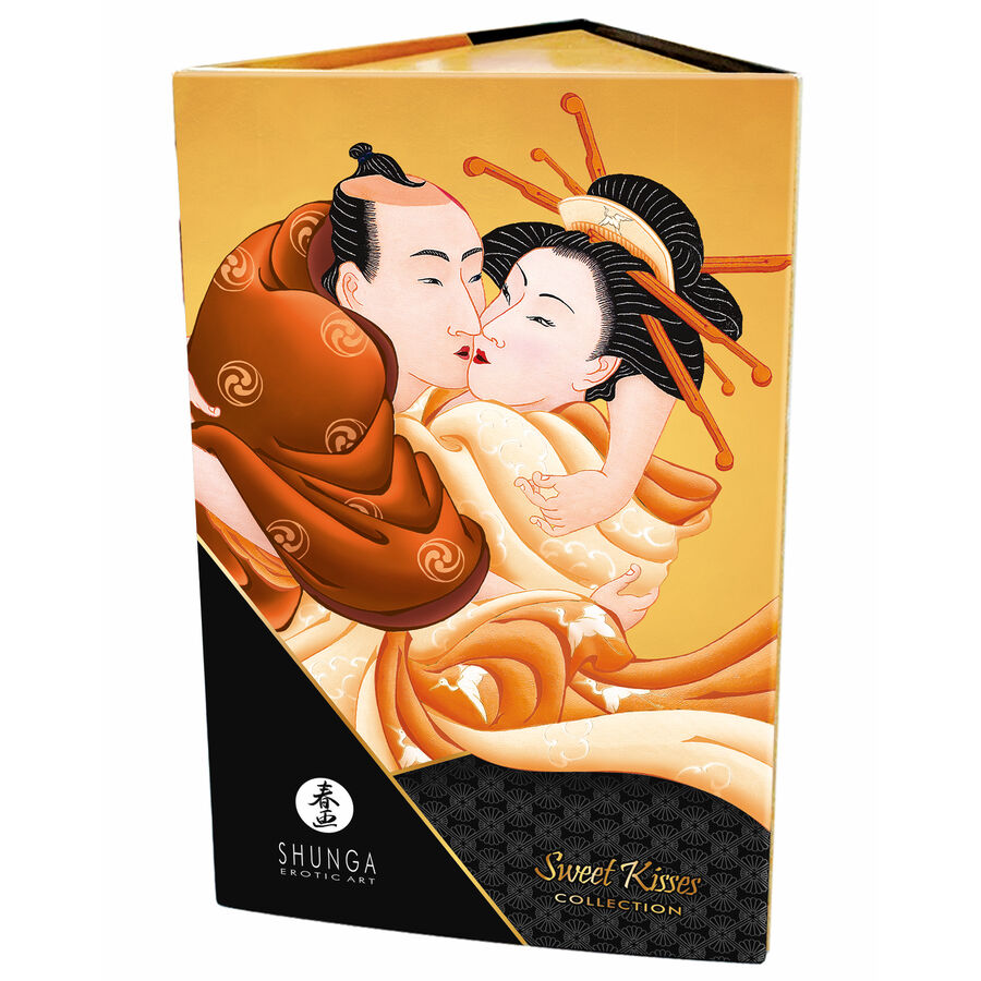 Coffret Sweet Kisses Shunga présenté de trois quarts, boîte dorée ornée d'un couple enlacé, assortiment de cosmétiques érotiques aux ingrédients naturels pour les amoureux.