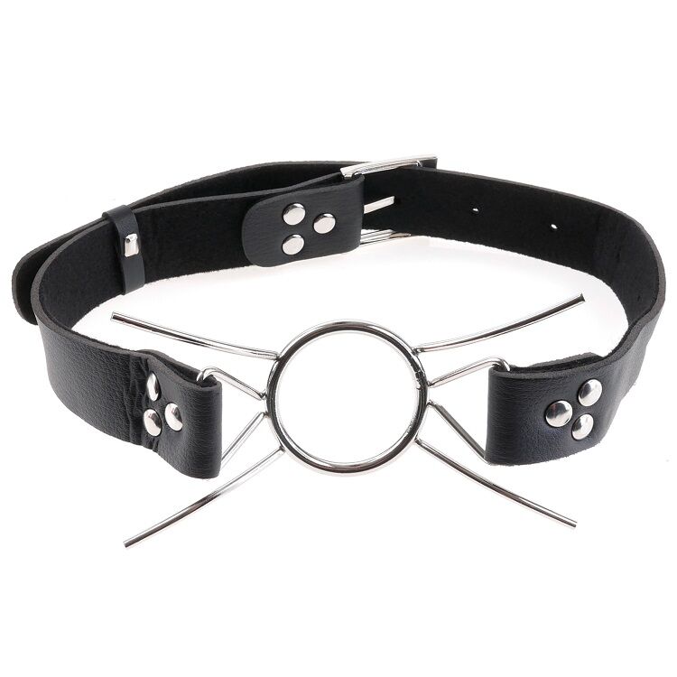 Baillon araignee presente a plat : anneau central ouvert en acier, quatre pattes metalliques incurvees et longue sangle en cuir noir reglable a boucle, sur fond blanc.