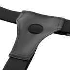 Harnais creux TPR Blake avec gode réaliste — détail texture surface