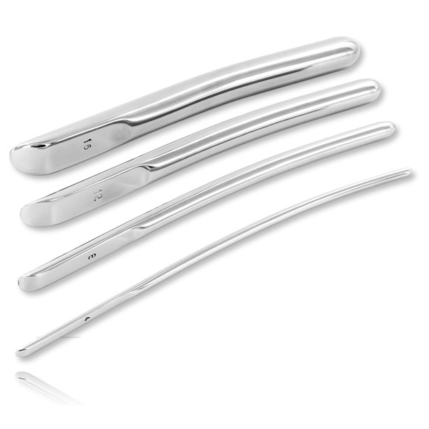 Dilatateur urétral en acier inoxydable poli — vue trois quarts