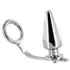 Cockring acier a plug anal integre Metal Hard sous un autre angle, plug conique brillant et sa base posee, anneau de maintien en acier poli pour double stimulation.