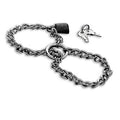 Menottes a chaine en acier inoxydable formant deux boucles ajustables, livrees avec cadenas et cles, dispositif de contrainte metallique sur fond blanc.