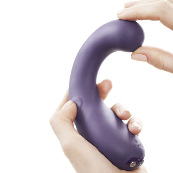 Mains pliant le stimulateur G-Kii violet pour démontrer sa courbure modulable, silicone souple manipulé entre les doigts, objet ergonomique sans visuel explicite.