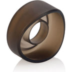 Manchon de pompe en silicone fumé vu de trois quarts, épaisse bague souple translucide réduisant l'inconfort d'aspiration des pompes péniennes, signé CalExotics.