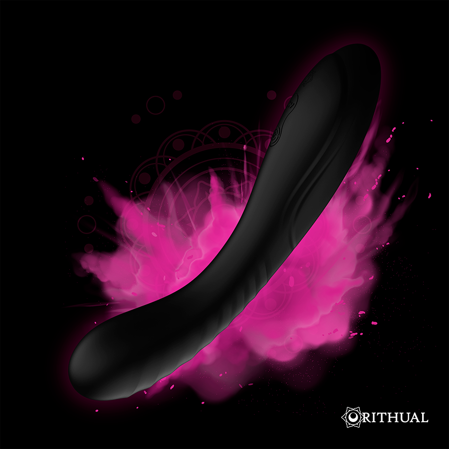 Stimulateur point G Kriya noir incurve sur fond noir et fumee rose, mise en scene artistique de la tige flexible en silicone medical de Rithual