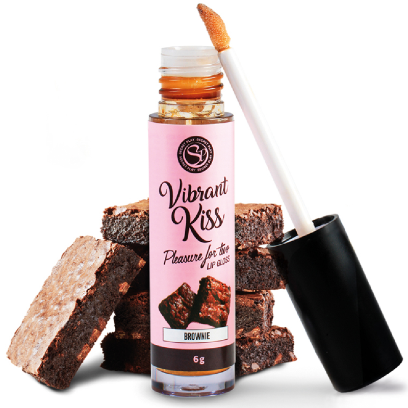 Gloss a levres vibrant Vibrant Kiss saveur brownie de Secret Play, tube rose et applicateur, effet picotement sur les levres, presente avec des carres de brownie en decor.
