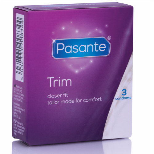 Etui Pasante Trim de 3 preservatifs vu de face, modele trim taille reduite plus serre tailor made for comfort, latex naturel lisse couleur naturelle