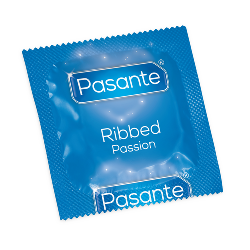 Sachet aluminium bleu Pasante Ribbed Passion en gros plan, preservatif latex nervure striee pour stimulation, marque anglaise Pasante sensations fortes
