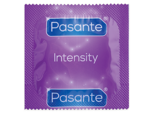 Sachet aluminium violet Pasante Intensity en gros plan, preservatif latex texture a nervures et points pour sensations intenses, marque Pasante a deux