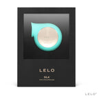 Stimulateur clitoridien Sila turquoise dressé dans son coffret Lelo Sonic Clitoral Massager, large embouchure sonique en silicone, sans contact direct appuyé.