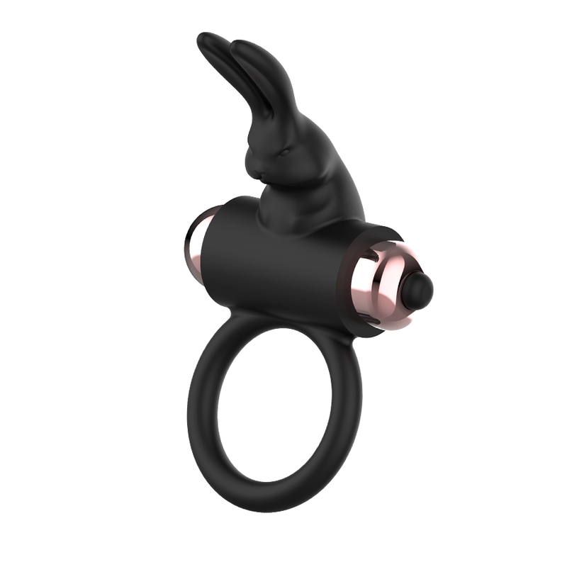 Cockring vibrant Coquette en silicone noir de trois quarts, petit lapin stimulateur et capsule dorée rosée, anneau souple étanche pour le plaisir partagé.