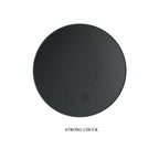 Gros plan de la base ventouse Strong Chuck du plug anal Mr Play en silicone noir, surface adherente marquee CE pour une fixation stable sur surface lisse pendant l'usage.