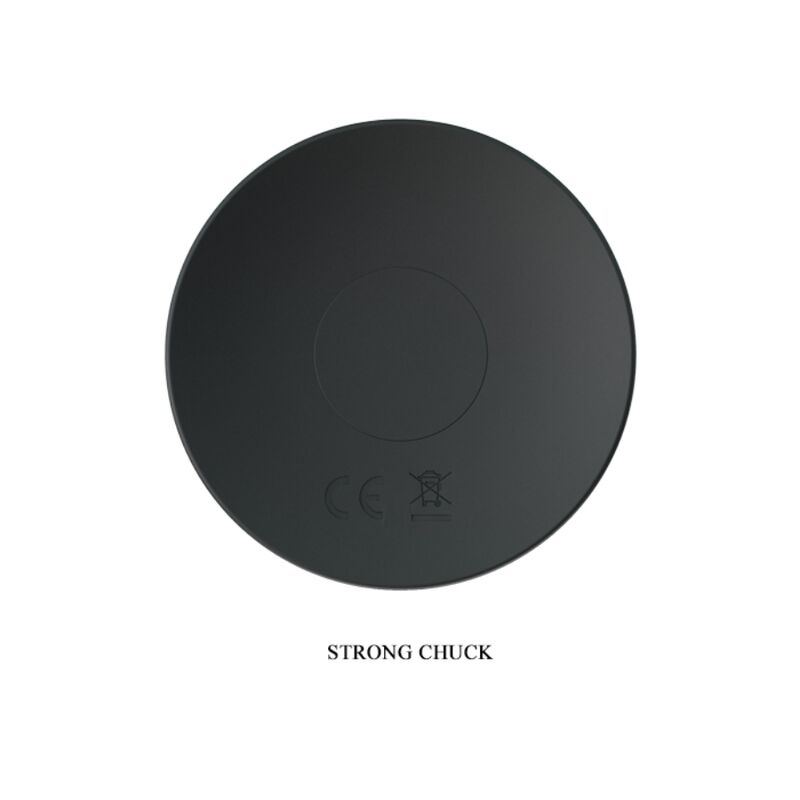 Gros plan de la base ventouse Strong Chuck du plug anal Mr Play en silicone noir, surface adherente marquee CE pour une fixation stable sur surface lisse pendant l'usage.