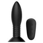 Plug anal vibrant Mr Play en silicone noir a tige texturee et base ventouse, presente avec sa telecommande ovale, billes rotatives et 12 modes de vibration etanches USB.