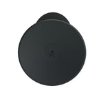 Gros plan de la base ventouse du plug anal Mr Play en silicone noir, surface adherente marquee DC pour une fixation stable sur surface lisse pendant le jeu anal.