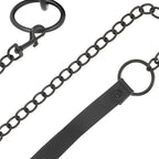 Detail de la laisse a chaine noire Darkness avec son mousqueton, son anneau et sa poignee plate en cuir, pour mener le partenaire en jeu de domination.