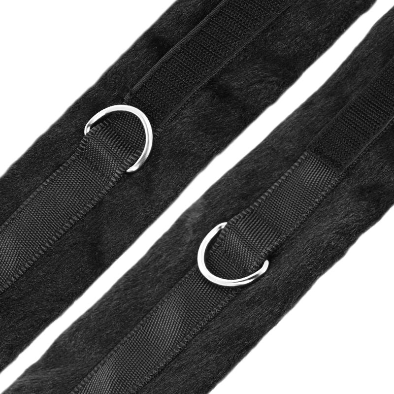Detail des sangles du kit Darkness en neoprene et fausse fourrure noire avec anneaux en D argentes, points d'attache reglables pour immobiliser au matelas.