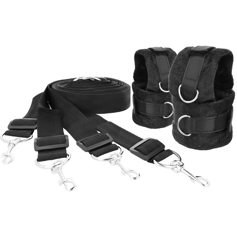 Kit d'attaches de lit Darkness deploye : longues sangles noires a mousquetons et deux manchettes neoprene doublees fausse fourrure avec anneaux D pour la restriction poignets chevilles.