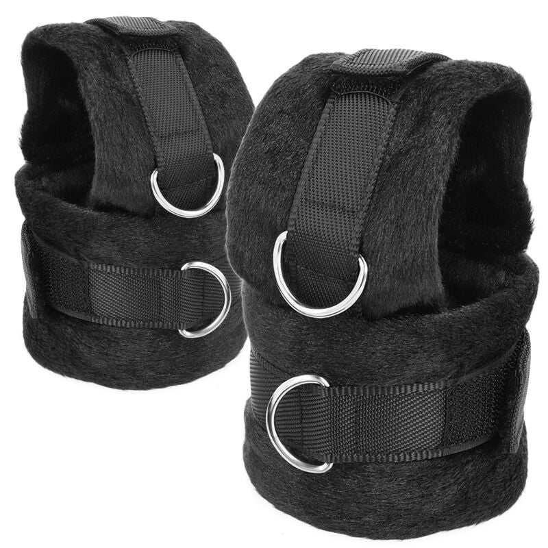 Deux manchettes de bondage Darkness en neoprene noir doublees de fausse fourrure, equipees d'anneaux en D argentes, accessoire confortable pour attacher poignets et chevilles.