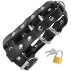 Gros plan sur la cage de chastete Darkness en cuir vegetalien noir a lanieres rivetees et anneaux metalliques, detail de la structure ajustable du dispositif.