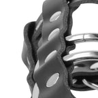 Vue rapprochee des anneaux metalliques et des lanieres cuir de la cage de chastete Darkness, structure rigide ajustable du dispositif de privation.