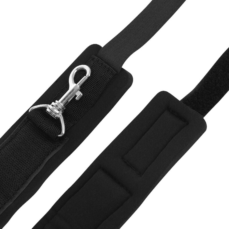 Menottes de porte bondage avec manchettes réglables — détail texture surface