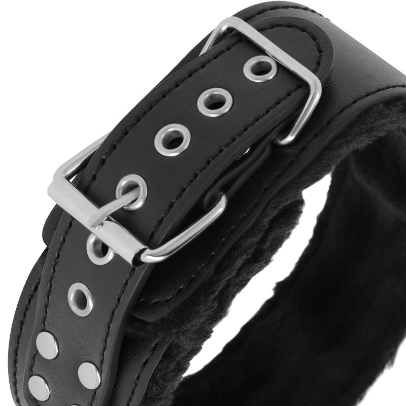 Collier BDSM doublé avec chaîne et mousqueton — détail texture surface