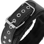 Collier BDSM doublé avec chaîne et mousqueton — détail texture surface