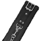 Menottes BDSM doublées fausse fourrure noires — vue de dos