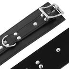 Menottes cuir synthétique noir avec chaînes — vue de dos
