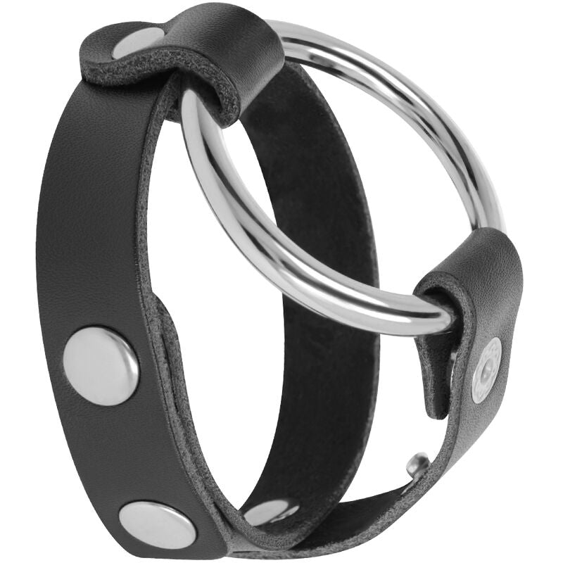 Cock harness Darkness en cuir noir a boutons-pression et anneau metallique chrome, vue trois quarts. Accessoire double anneau penien et testiculaire reglable pour renforcer l'erection.