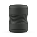 Masturbateur Bhandy entièrement fermé : cylindre noir compact à bandeau central torsadé antidérapant. Vue de face sobre du boîtier refermé, surface mate sans relief intime.