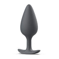 Plug prostatique anthracite en silicone, corps bulbeux conique, col étroit et base évasée incurvée. Vue de trois quarts sur la forme lisse arrondie, sans aucun relief réaliste.