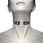 Collier ras-de-cou en cuir vegan avec cœur — détail produit