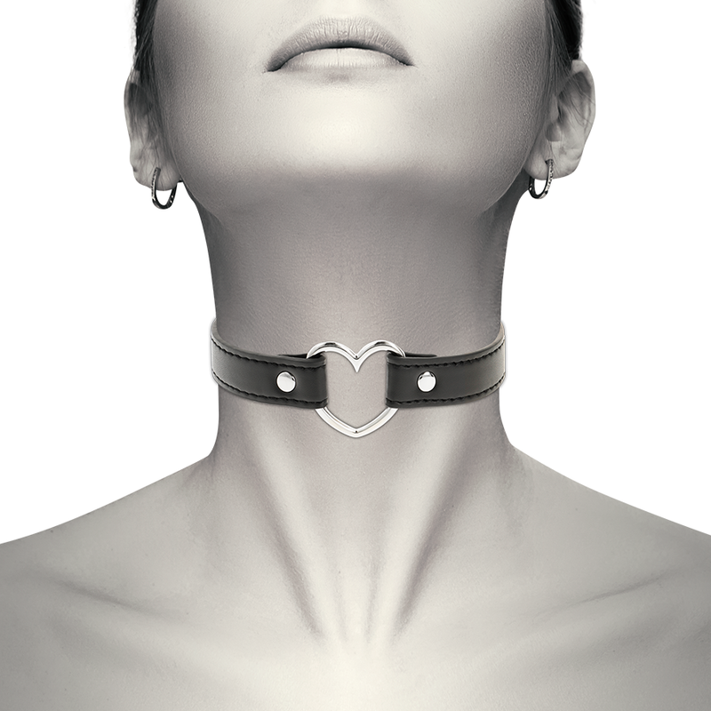 Collier ras-de-cou en cuir vegan avec cœur — détail produit